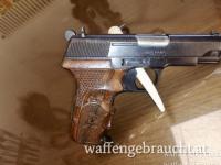 Zastava M88 im Kaliber 9x19mm mit Verschneidungen in den Griffschalen